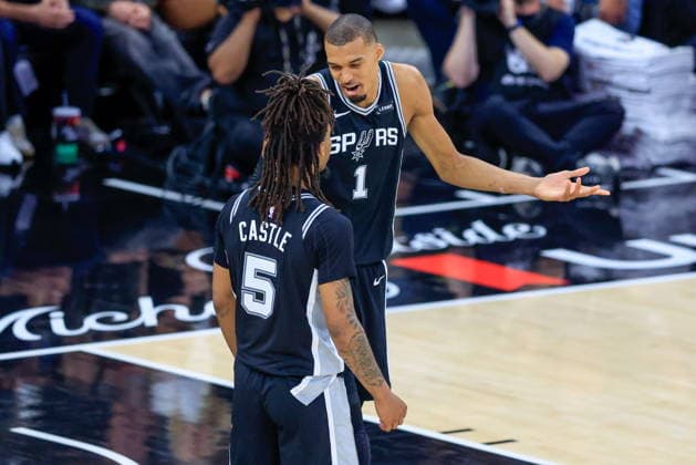 NBA, Basketball Herren, USA West Conference Finals Game 6 - Oklahoma City Thunder at San Antonio Spurs San Antonio Spurs forward Victor Wembanyama (R) and San Antonio Spurs guard Stephon Castle (L) react after a basket during Game 6 of the NBA West Conference Finals between the San Antonio Spurs and Oklahoma City Thunder in San Antonio, Texas, USA, 28 May 2026. San Antonio United States  Copyright: xADAMxDAVISx