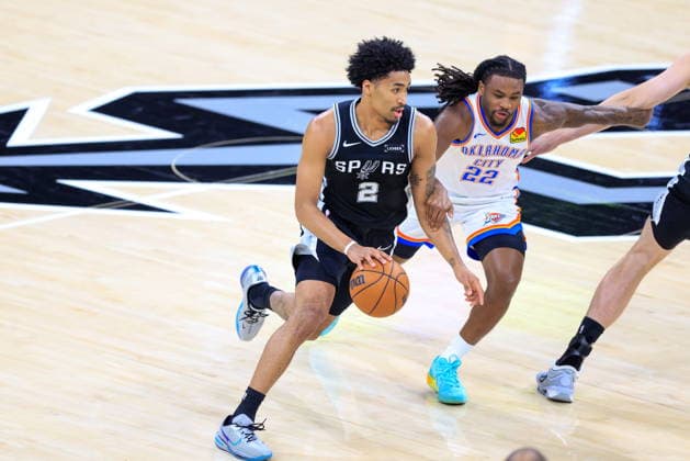 NBA, Basketball Herren, USA West Conference Finals Game 6 - Oklahoma City Thunder at San Antonio Spurs San Antonio Spurs guard Dylan Harper (L) dribbles past Oklahoma City Thunder guard Cason Wallace (R) during Game 6 of the NBA West Conference Finals between the San Antonio Spurs and Oklahoma City Thunder in San Antonio, Texas, USA, 28 May 2026. San Antonio United States  Copyright: xADAMxDAVISx