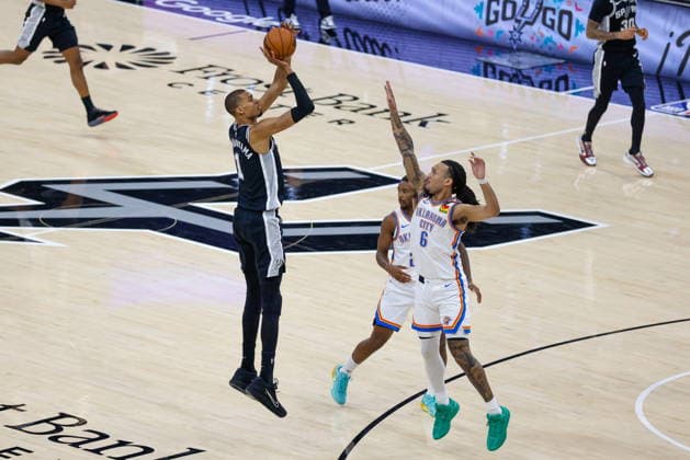 NBA, Basketball Herren, USA West Conference Finals Game 6 - Oklahoma City Thunder at San Antonio Spurs San Antonio Spurs forward Victor Wembanyama (L) takes a shot over Oklahoma City Thunder forward Jaylin Williams (R) during Game 6 of the NBA West Conference Finals between the San Antonio Spurs and Oklahoma City Thunder in San Antonio, Texas, USA, 28 May 2026. San Antonio United States  Copyright: xADAMxDAVISx