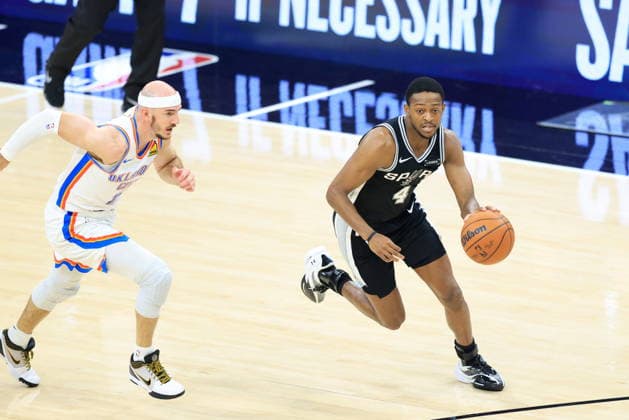 NBA, Basketball Herren, USA West Conference Finals Game 6 - Oklahoma City Thunder at San Antonio Spurs San Antonio Spurs guard De aaron Fox (R) dribbles past Oklahoma City Thunder guard Alex Caruso (L) during Game 6 of the NBA West Conference Finals between the San Antonio Spurs and Oklahoma City Thunder in San Antonio, Texas, USA, 28 May 2026. San Antonio United States  Copyright: xADAMxDAVISx