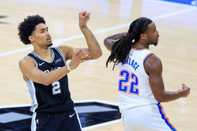 NBA, Basketball Herren, USA West Conference Finals Game 6 - Oklahoma City Thunder at San Antonio Spurs San Antonio Spurs guard Dylan Harper (L) flexes after making a shot over Oklahoma City Thunder guard Cason Wallace (R) during Game 6 of the NBA West Conference Finals between the San Antonio Spurs and Oklahoma City Thunder in San Antonio, Texas, USA, 28 May 2026. San Antonio United States  Copyright: xADAMxDAVISx