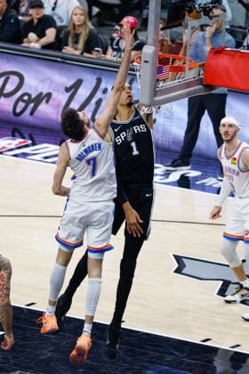 NBA, Basketball Herren, USA West Conference Finals Game 6 - Oklahoma City Thunder at San Antonio Spurs San Antonio Spurs forward Victor Wembanyama (C-R) makes a layup past Oklahoma City Thunder center Chet Holmgren (L) during Game 6 of the NBA West Conference Finals between the San Antonio Spurs and Oklahoma City Thunder in San Antonio, Texas, USA, 28 May 2026. San Antonio United States  Copyright: xADAMxDAVISx