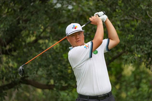 FORT WORTH, TX - MAY 28: Sungjae Im (KOR) hits from the 9th tee during the Charles Schwab Challenge on May 28, 2026 at Colonial Country Club in Fort Worth, TX. (Photo by George Walker Icon Sportswire) GOLF: MAY 28 PGA, Golf Herren Charles Schwab Challenge EDITORIAL USE ONLY Icon26052802