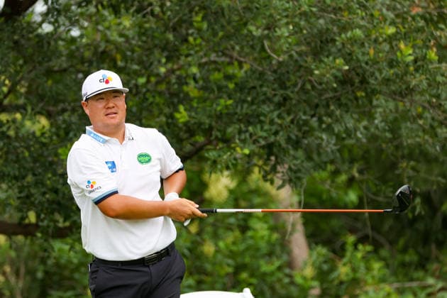 FORT WORTH, TX - MAY 28: Sungjae Im (KOR) hits from the 9th tee during the Charles Schwab Challenge on May 28, 2026 at Colonial Country Club in Fort Worth, TX. (Photo by George Walker Icon Sportswire) GOLF: MAY 28 PGA, Golf Herren Charles Schwab Challenge EDITORIAL USE ONLY Icon26052804