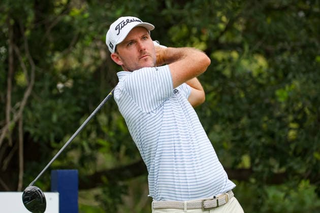 FORT WORTH, TX - MAY 28: Russell Henley (USA) hits from the 9th tee during the Charles Schwab Challenge on May 28, 2026 at Colonial Country Club in Fort Worth, TX. (Photo by George Walker Icon Sportswire) GOLF: MAY 28 PGA, Golf Herren Charles Schwab Challenge EDITORIAL USE ONLY Icon26052805