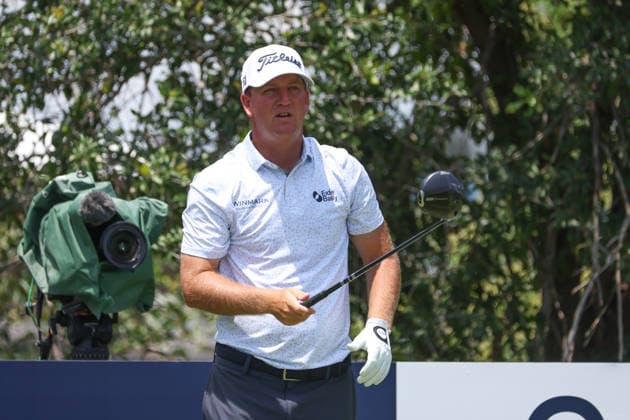 FORT WORTH, TX - MAY 28: Tom Hoge (USA) hits from the 9th tee during the Charles Schwab Challenge on May 28, 2026 at Colonial Country Club in Fort Worth, TX. (Photo by George Walker Icon Sportswire) GOLF: MAY 28 PGA, Golf Herren Charles Schwab Challenge EDITORIAL USE ONLY Icon26052831