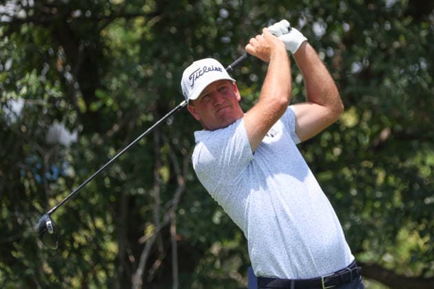 FORT WORTH, TX - MAY 28: Tom Hoge (USA) hits from the 9th tee during the Charles Schwab Challenge on May 28, 2026 at Colonial Country Club in Fort Worth, TX. (Photo by George Walker Icon Sportswire) GOLF: MAY 28 PGA, Golf Herren Charles Schwab Challenge EDITORIAL USE ONLY Icon26052832