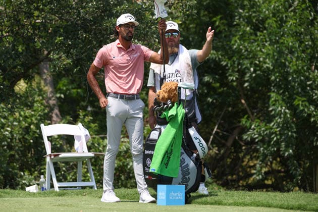 FORT WORTH, TX - MAY 28: Akshay Bhatia (USA) selects a club on the 9th tee during the Charles Schwab Challenge on May 28, 2026 at Colonial Country Club in Fort Worth, TX. (Photo by George Walker Icon Sportswire) GOLF: MAY 28 PGA, Golf Herren Charles Schwab Challenge EDITORIAL USE ONLY Icon26052842