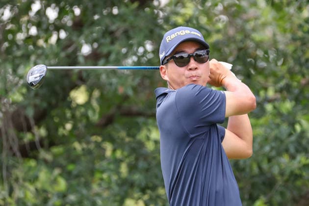 FORT WORTH, TX - MAY 28: Michael Kim (USA) hits from the 9th tee during the Charles Schwab Challenge on May 28, 2026 at Colonial Country Club in Fort Worth, TX. (Photo by George Walker Icon Sportswire) GOLF: MAY 28 PGA, Golf Herren Charles Schwab Challenge EDITORIAL USE ONLY Icon26052851