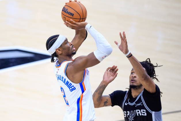 NBA, Basketball Herren, USA West Conference Finals Game 6 - Oklahoma City Thunder at San Antonio Spurs Oklahoma City Thunder guard Shai Gilgeous-Alexander (L) takes a shot over San Antonio Spurs guard Devin Vassell (R) during Game 6 of the NBA West Conference Finals between the San Antonio Spurs and Oklahoma City Thunder in San Antonio, Texas, USA, 28 May 2026. San Antonio United States  Copyright: xADAMxDAVISx
