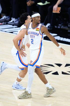 NBA, Basketball Herren, USA West Conference Finals Game 6 - Oklahoma City Thunder at San Antonio Spurs Oklahoma City Thunder guard Shai Gilgeous-Alexander (R) looks at the scoreboard during Game 6 of the NBA West Conference Finals between the San Antonio Spurs and Oklahoma City Thunder in San Antonio, Texas, USA, 28 May 2026. San Antonio United States  Copyright: xADAMxDAVISx