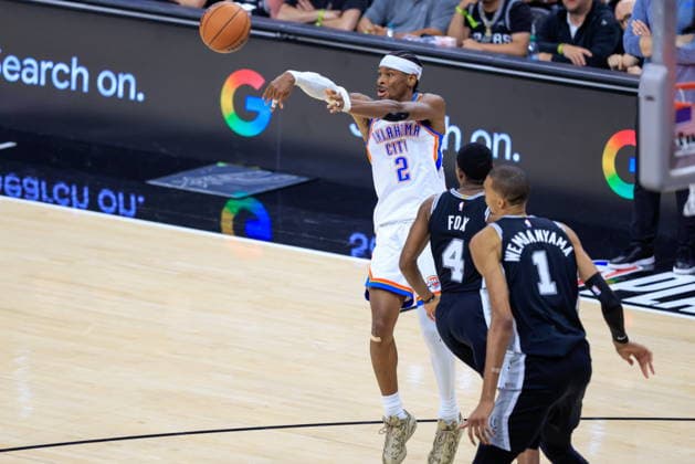 NBA, Basketball Herren, USA West Conference Finals Game 6 - Oklahoma City Thunder at San Antonio Spurs Oklahoma City Thunder guard Shai Gilgeous-Alexander (L) makes a pass past San Antonio Spurs guard De aaron Fox (C) and San Antonio Spurs forward Victor Wembanyama (R) during Game 6 of the NBA West Conference Finals between the San Antonio Spurs and Oklahoma City Thunder in San Antonio, Texas, USA, 28 May 2026. San Antonio United States  Copyright: xADAMxDAVISx