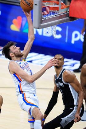 NBA, Basketball Herren, USA West Conference Finals Game 6 - Oklahoma City Thunder at San Antonio Spurs Oklahoma City Thunder center Chet Holmgren (L) in action during Game 6 of the NBA West Conference Finals between the San Antonio Spurs and Oklahoma City Thunder in San Antonio, Texas, USA, 28 May 2026. San Antonio United States  Copyright: xADAMxDAVISx
