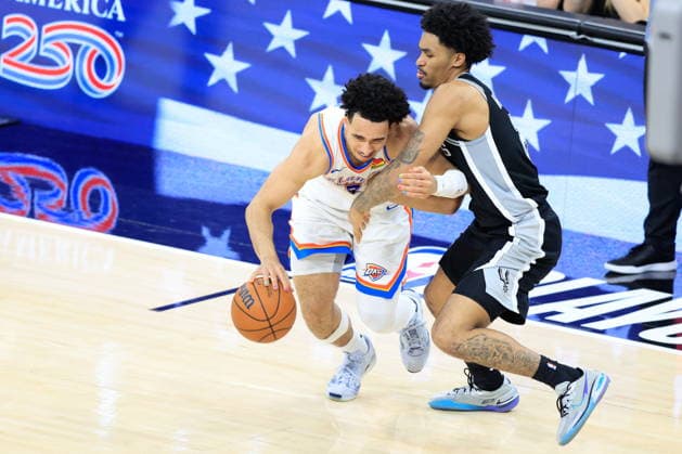 NBA, Basketball Herren, USA West Conference Finals Game 6 - Oklahoma City Thunder at San Antonio Spurs Oklahoma City Thunder guard Jared McCain (L) dribbles past San Antonio Spurs guard Dylan Harper (R) during Game 6 of the NBA West Conference Finals between San Antonio Spurs and Oklahoma City Thunder in San Antonio, USA, 28 May 2026. San Antonio United States  Copyright: xADAMxDAVISx