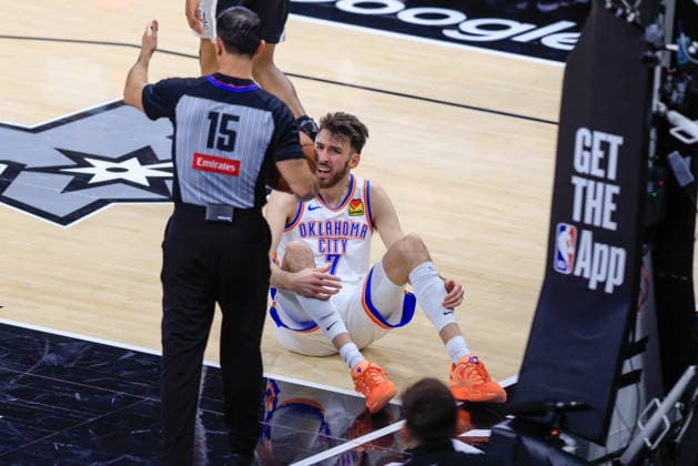NBA, Basketball Herren, USA West Conference Finals Game 6 - Oklahoma City Thunder at San Antonio Spurs Oklahoma City Thunder center Chet Holmgren (R) reacts towards the referee after a call during Game 6 of the NBA West Conference Finals between the San Antonio Spurs and Oklahoma City Thunder in San Antonio, Texas, USA, 28 May 2026. San Antonio United States  Copyright: xADAMxDAVISx