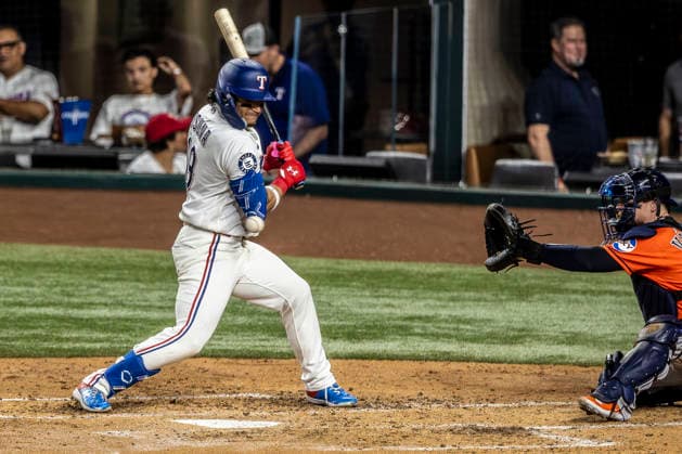 May 28, 2026, Arlington, Texas, USA: Texas Rangers left fielder ALEJANDRO OSUNA (19) gets hit by a pitch during a MLB, Baseball Herren, USA game between the Houston Astros and Texas Rangers at Globe Life Field. Houston wins 5-1. Arlington USA - ZUMAf180 20260528_zsp_f180_004 Copyright: xMarkxFannx