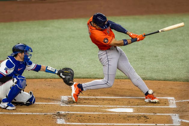 May 28, 2026, Arlington, Texas, USA: Houston Astros right fielder CAM SMITH (11) gets hit in the foot by a foul ball during a MLB, Baseball Herren, USA game between the Houston Astros and Texas Rangers at Globe Life Field. Houston wins 5-1. Arlington USA - ZUMAf180 20260528_zsp_f180_014 Copyright: xMarkxFannx