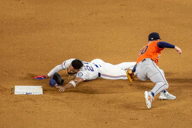May 28, 2026, Arlington, Texas, USA: Texas Rangers shortstop EZEQUIEL DURAN (20) steals second base during a MLB, Baseball Herren, USA game between the Houston Astros and Texas Rangers at Globe Life Field. Houston wins 5-1. Arlington USA - ZUMAf180 20260528_zsp_f180_016 Copyright: xMarkxFannx