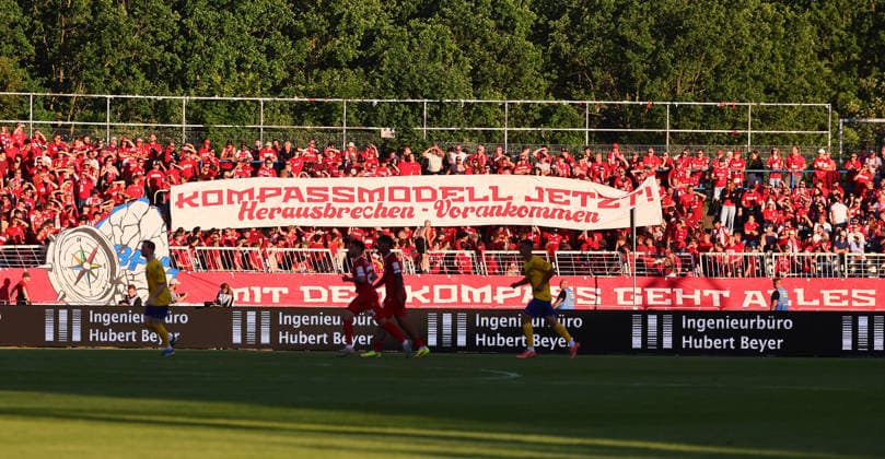 Leipzig, 28 05 2026, Bruno Plache Stadion,Soccer, HIN Promotion match to the 3 league , 1 FC LOK LEIPZIG vs FWK WÜRZBURGER KICKERS , In the picture fans of the Würzburg kickers for the regional league reform, for the compass model , Picture Point