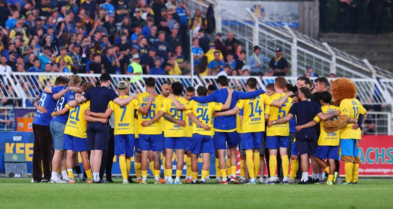 Leipzig, 28 05 2026, Bruno Plache Stadion,Soccer, HIN Promotion match to 3 Liga , 1 FC LOK LEIPZIG vs FWK WÜRZBURGER KICKERS 0 1 0 0 , In the picture Lok team circle after the defeat , Picture Point