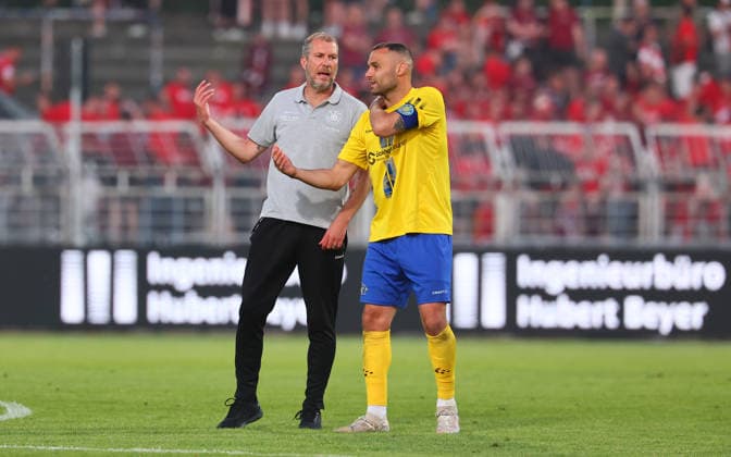 Leipzig, 28 05 2026, Bruno Plache Stadion,Soccer, HIN Promotion match to 3 Liga , 1 FC LOK LEIPZIG vs FWK WÜRZBURGER KICKERS 0 1 0 0 , Disappointed Lok players after the defeat In the picture from l Lok coach Jochen Seitz and Djamal Ziane 13, Lok , Picture Point