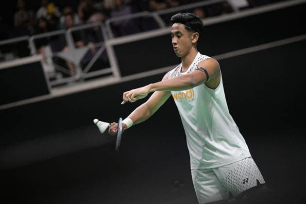 (260529) -- SINGAPORE, May 29, 2026 -- Alwi Farhan serves during the men s singles round of 16 match between Shi Yuqi of China and Alwi Farhan of Indonesia at the Singapore Badminton Open 2026 in Singapore on May 28, 2026. (Photo by Xinhua) (SP)SINGAPORE-BADMINTON-SINGAPORE OPEN-MEN S SINGLES ThenxChihxWey 