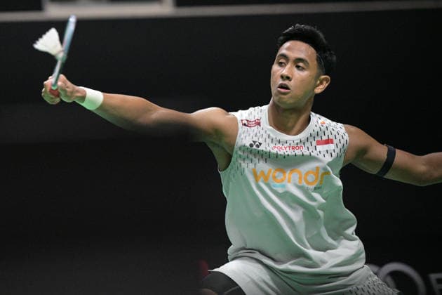 (260529) -- SINGAPORE, May 29, 2026 -- Alwi Farhan hits a return during the men s singles round of 16 match between Shi Yuqi of China and Alwi Farhan of Indonesia at the Singapore Badminton Open 2026 in Singapore on May 28, 2026. (Photo by Xinhua) (SP)SINGAPORE-BADMINTON-SINGAPORE OPEN-MEN S SINGLES ThenxChihxWey 