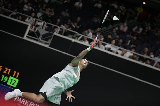 (260529) -- SINGAPORE, May 29, 2026 -- Alwi Farhan hits a return during the men s singles round of 16 match between Shi Yuqi of China and Alwi Farhan of Indonesia at the Singapore Badminton Open 2026 in Singapore on May 28, 2026. (Photo by Xinhua) (SP)SINGAPORE-BADMINTON-SINGAPORE OPEN-MEN S SINGLES ThenxChihxWey 