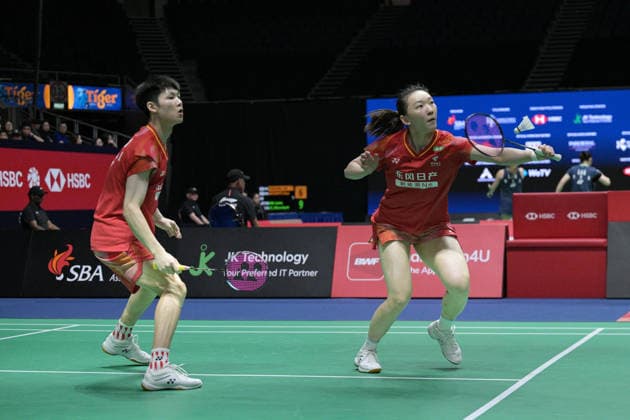 (260529) -- SINGAPORE, May 29, 2026 -- Gao Jiaxuan Wei Yaxin (R) compete during the mixed doubles round of 16 match between Gao Jiaxuan Wei Yaxin of China and Thom Gicquel Delphine Delrue of France at the Singapore Badminton Open 2026 in Singapore, May 28, 2026. (Photo by Xinhua) (SP)SINGAPORE-BADMINTON-SINGAPORE OPEN-MIXED DOUBLES ThenxChihxWey 