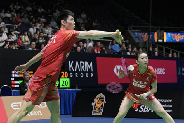 (260529) -- SINGAPORE, May 29, 2026 -- Gao Jiaxuan (L) Wei Yaxin compete during the mixed doubles round of 16 match between Gao Jiaxuan Wei Yaxin of China and Thom Gicquel Delphine Delrue of France at the Singapore Badminton Open 2026 in Singapore, May 28, 2026. (Photo by Xinhua) (SP)SINGAPORE-BADMINTON-SINGAPORE OPEN-MIXED DOUBLES ThenxChihxWey 