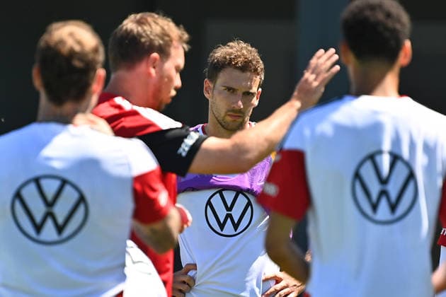Leon GORETZKA GER listens to the words of national coach Julian NAGELSMANN GER l German national football team, World Cup preparation, training camp in Herzogenaurach on 28 05 2026