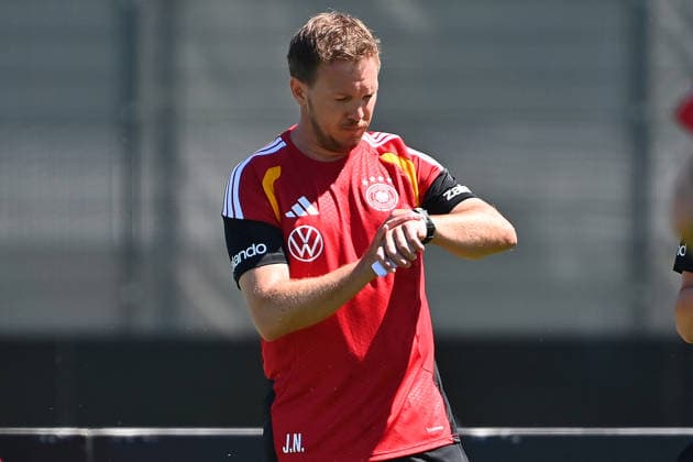National coach Julian NAGELSMANN GER looks at his watch, single image, cropped single motif, half figure, half figure German national football team, World Cup preparation, training camp in Herzogenaurach on 28 05 2026