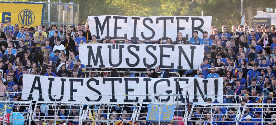 Leipzig, 28 05 2026, Bruno Plache Stadion, Fußball, Aufstiegspiele um den Aufstieg zut 3 Liga , Hinspiel , 1 FC Lokomotive Leipzig vs Würzburger Kickers , Im Bild Fans von Lokomotive Leipzig bekunden ihre Meinung zur Regionalligareform Meister müssen aufsteigen , Nur zur redaktionellen Nutzung Only editorial use NOFV DFB regulations prohibit any use of photographs as image sequences and or quasi video , Picture Point