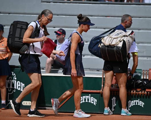 2026 French Open, Roland-Garros - Day 6 PARIS, FRANCE - MAY 29: Zeynep Sonmez (C) of Turkiye leaves after injured during the women s doubles second round match on day six of the 2026 French Open at Roland Garros in Paris, France on May 29, 2026. Mustafa Yalcin Anadolu Paris France. Editorial use only. Please get in touch for any other usage.  Copyright: x2026xAnadoluxMustafaxYalcinx