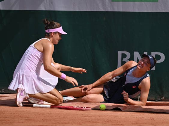 2026 French Open, Roland-Garros - Day 6 PARIS, FRANCE - MAY 29: Zeynep Sonmez (R) of Turkiye injures during the women s doubles second round match on day six of the 2026 French Open at Roland Garros in Paris, France on May 29, 2026. Mustafa Yalcin Anadolu Paris France. Editorial use only. Please get in touch for any other usage.  Copyright: x2026xAnadoluxMustafaxYalcinx