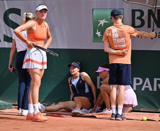 2026 French Open, Roland-Garros - Day 6 PARIS, FRANCE - MAY 29: Zeynep Sonmez (C) of Turkiye injures during the women s doubles second round match on day six of the 2026 French Open at Roland Garros in Paris, France on May 29, 2026. Mustafa Yalcin Anadolu Paris France. Editorial use only. Please get in touch for any other usage.  Copyright: x2026xAnadoluxMustafaxYalcinx