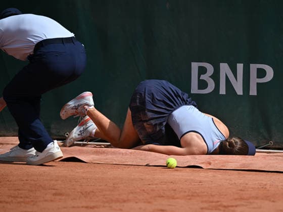 2026 French Open, Roland-Garros - Day 6 PARIS, FRANCE - MAY 29: Zeynep Sonmez of Turkiye falls during the women s doubles second round match on day six of the 2026 French Open at Roland Garros in Paris, France on May 29, 2026. Mustafa Yalcin Anadolu Paris France. Editorial use only. Please get in touch for any other usage.  Copyright: x2026xAnadoluxMustafaxYalcinx