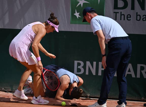 2026 French Open, Roland-Garros - Day 6 PARIS, FRANCE - MAY 29: Zeynep Sonmez (R) of Turkiye injures during the women s doubles second round match on day six of the 2026 French Open at Roland Garros in Paris, France on May 29, 2026. Mustafa Yalcin Anadolu Paris France. Editorial use only. Please get in touch for any other usage.  Copyright: x2026xAnadoluxMustafaxYalcinx