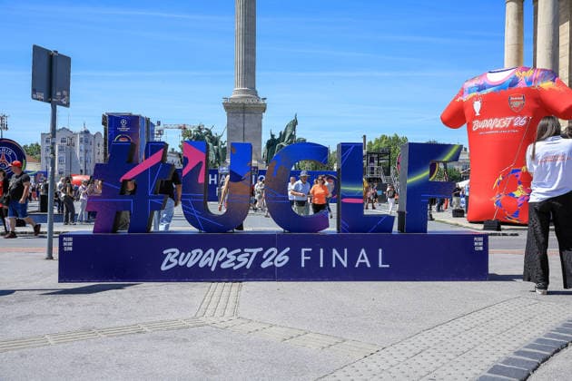 Arsenal Paris Saint Germain Fan Park Fan Park ahead of the Champions League Final between Arsenal and Paris Saint Germain at Heroes Square, Budapest, Hungary on 29 May 2026. Budapest Heroes Square Hungary Editorial use only , Copyright: xChrisxFoxwellx PSI-24346-0016