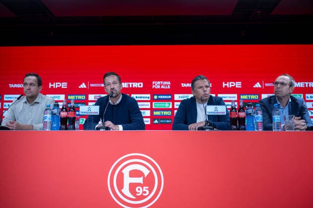Kai Niemann Fortuna Duesseldorf, Director of Communications , Bjoern Borgerding Fortuna Duesseldorf, Chairman of the Supervisory Board , Samir Arabi Fortuna Duesseldorf, Chief Sports Officer and Alexander Jobst Fortuna Duesseldorf, Chairman of the Executive Board at the press conference Fortuna Duesseldorf, Presentation of the new Chief Sports Officer, 3 Liga, Football, 2026 2027 season, 28 05 2026 Press conference Fortuna Duesseldorf, 3 Liga, 2025 2026 season, 29 05 2026 Duesseldorf Copyright: xEibner-Pressefoto ThomasxHaeslerx EP_THR