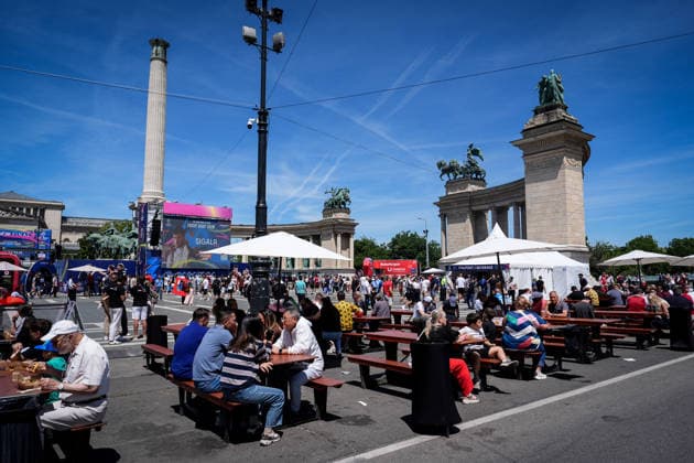 MD-1 Fan Festival - UEFA Champions League Final 2026 General view of the square during the MD-1 Fan Festival - UEFA Champions League Final 2026 at Heroes™ Square ahead the UEFA Champions League Final match between Paris Saint-Germain FC and Arsenal FC at Puskas Arena on May 29, 2026 in Budapest, Hungary Budapest Heroes Square Hungary Hungary Copyright: xGiuseppexMaffiax 260529_UCL_ChampionsVillage_GM_06235