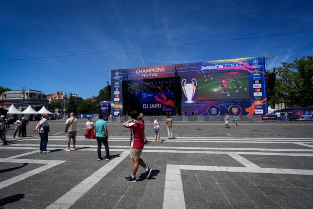 MD-1 Fan Festival - UEFA Champions League Final 2026 General view of the square during the MD-1 Fan Festival - UEFA Champions League Final 2026 at Heroes™ Square ahead the UEFA Champions League Final match between Paris Saint-Germain FC and Arsenal FC at Puskas Arena on May 29, 2026 in Budapest, Hungary Budapest Heroes Square Hungary Hungary Copyright: xGiuseppexMaffiax 260529_UCL_ChampionsVillage_GM_06419