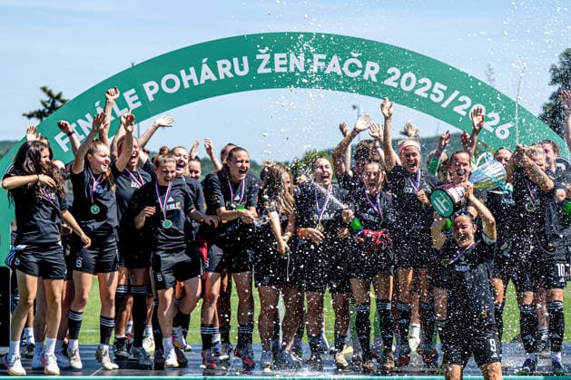 Finale Ceskeho poharu fotbalistek: Slavia Praha - Sparta Praha, 29. kvetna 2026, Praha. Hracky Sparty se raduji ze zisku poharu. (CTKxPhoto OndrejxDeml) CTKPhotoP2026052904906  CTKPhotoP2026052904906