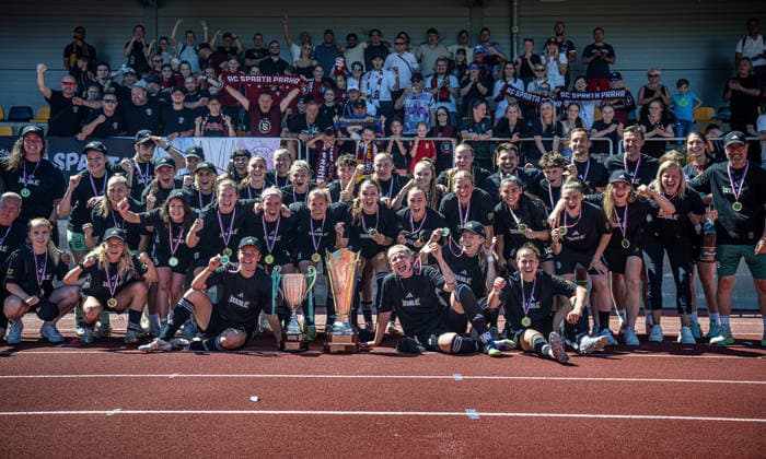 Finale Ceskeho poharu fotbalistek: Slavia Praha - Sparta Praha, 29. kvetna 2026, Praha. Fanousci a hracky Sparty se raduji ze zisku poharu. (CTKxPhoto OndrejxDeml) CTKPhotoP2026052905001  CTKPhotoP2026052905001