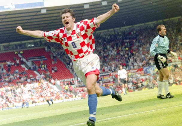 960623 Football, UEFA EURO, EM, Europameisterschaft,Fussball 1996 (England), Quarterfinal, Germany - Croatia 2-1: Croatias Davor Suker celebrates his equalizing 1-1 goal. Photo: BILDBYRAN M023_12 960623tyskro m023_12 kvartsfinal tyskland kroatien quarterfinal germany v croatia 960623 dia bbeng em em96 em 96 em 1996 em1996 fotboll football soccer euro uefa euro 1996 euro1996 euro96 european championships europamästerskap old trafford manchester june 23 1996 *** 960623 Football, Uefa EURO 1996 England , Quarterfinal, Germany Croatia 2 1 Croatias Davor Suker celebrates his equalizing 1 1 goal Photo BILDBYRAN M023 12 960623tyskro m023 12 quarterfinal germany croatia quarterfinal germany v croatia 960623 dia bbeng em em96 em 96 em 1996 em1996 football soccer euro uefa euro 1996 euro1996 euro96 european championships european championships old trafford manchester june 23 1996  Copyright: BILDBYRAN BB960623BB028