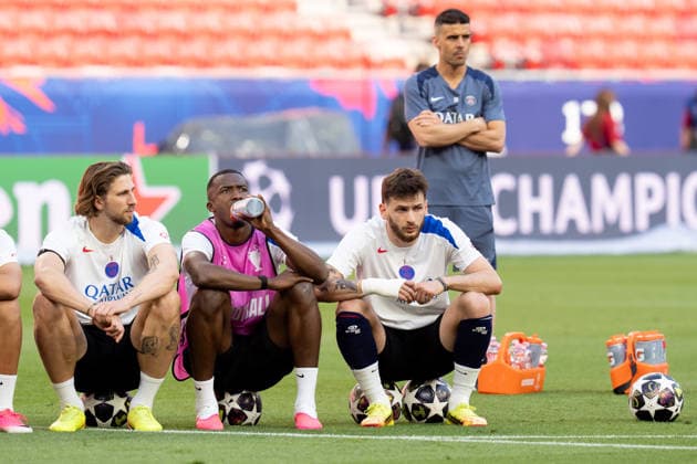 Paris Saint-Germain FC Training Session - MD-1 UEFA Champions League Final Illya Zabarnyi of Paris Saint-Germain FC watches the training with William Pacho,and Khvicha Kvaratskhelia during the Paris Saint-Germain FC Training Session ahead the UEFA Champions League Final match between Paris Saint-Germain FC and Arsenal FC at Puskas Arena on May 29, 2026 in Budapest, Hungary Budapest Puskas Arena Hungary Hungary Copyright: xGiuseppexMaffiax 260529_UCL_PSG_TrainingSession_GM_02891