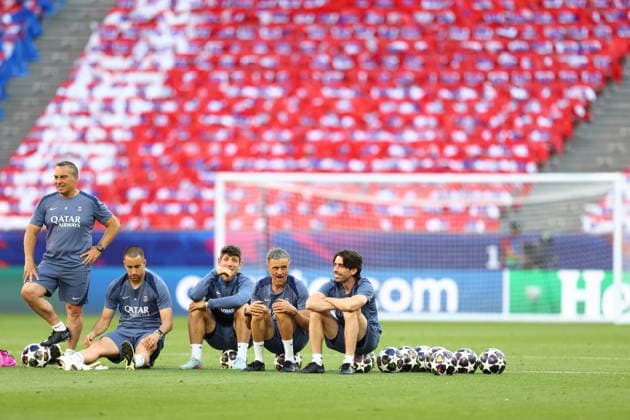 May 29, 2026, Budapest, Hungary: Headcoach LUIS ENRIQUE (second from right) appears relax in the last PSG training session ahead of the UEFA Champions League 2025 26 final between Paris Saint-Germain and Arsenal FC at the Puskas Arena in Budapest, Hungary. Soccer 2026: UEFA Champions League Final: PSG Training  - ZUMAc179 20260529_zep_c179_023 Copyright: xMickaelxChavetx