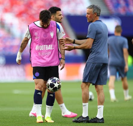 May 29, 2026, Budapest, Hungary: KHVICHA KVARATSKHELIA and his headcoach LUIS ENRIQUE exchange opinions in the last PSG training session ahead of the UEFA Champions League 2025 26 final between Paris Saint-Germain and Arsenal FC at the Puskas Arena in Budapest, Hungary. Soccer 2026: UEFA Champions League Final: PSG Training  - ZUMAc179 20260529_zep_c179_033 Copyright: xMickaelxChavetx
