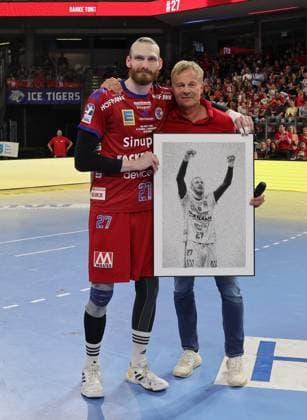 29 05 2026 Handball 1 Bundesliga DAIKIN HBL Season 2025 2026 33 Matchday HC Erlangen Metropolitan Region Nuremberg HCE Bergischer HC DaMa xdaxmax Antonio Metzner 27, HC Erlangen HCE is bid farewell by Dr Carsten Bissel Chairman of the Supervisory Board of HC Erlangen before the start of the match