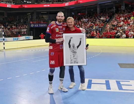 29 05 2026 Handball 1 Bundesliga DAIKIN HBL Season 2025 2026 33 Matchday HC Erlangen Metropolitan Region Nuremberg HCE Bergischer HC DaMa xdaxmax Antonio Metzner 27, HC Erlangen HCE is bid farewell by Dr Carsten Bissel Chairman of the Supervisory Board of HC Erlangen before the start of the match